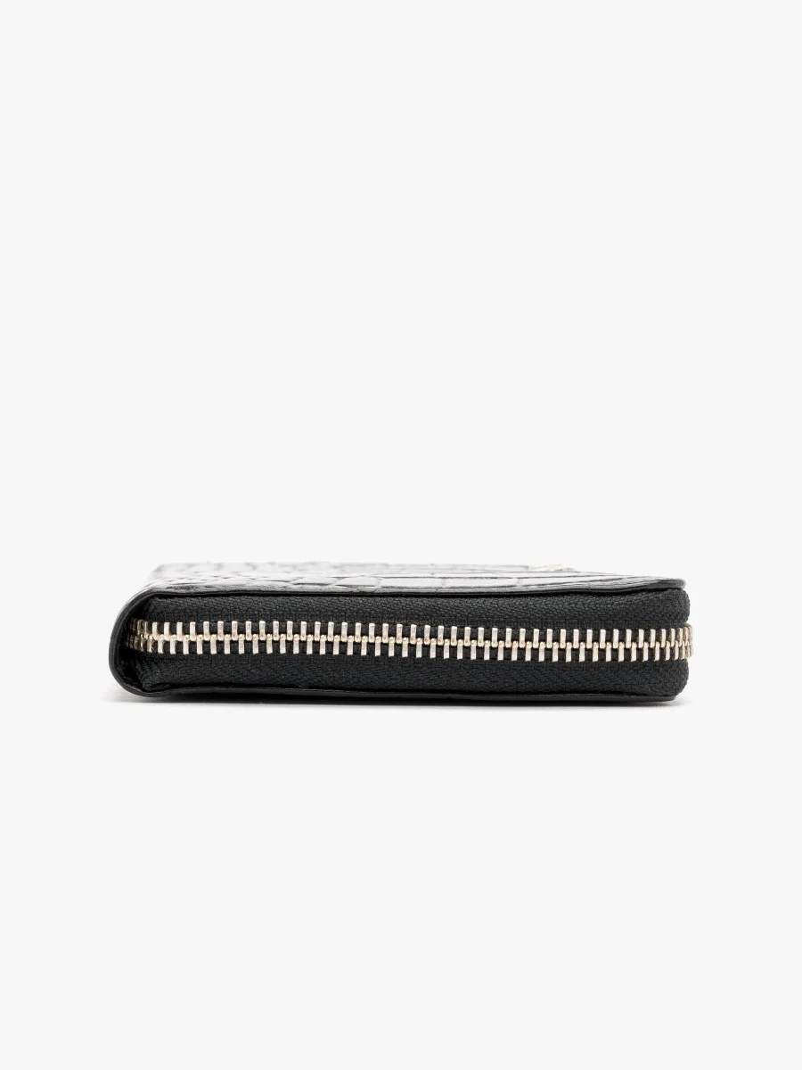 Czarny portfel damski z ozdobną fakturą