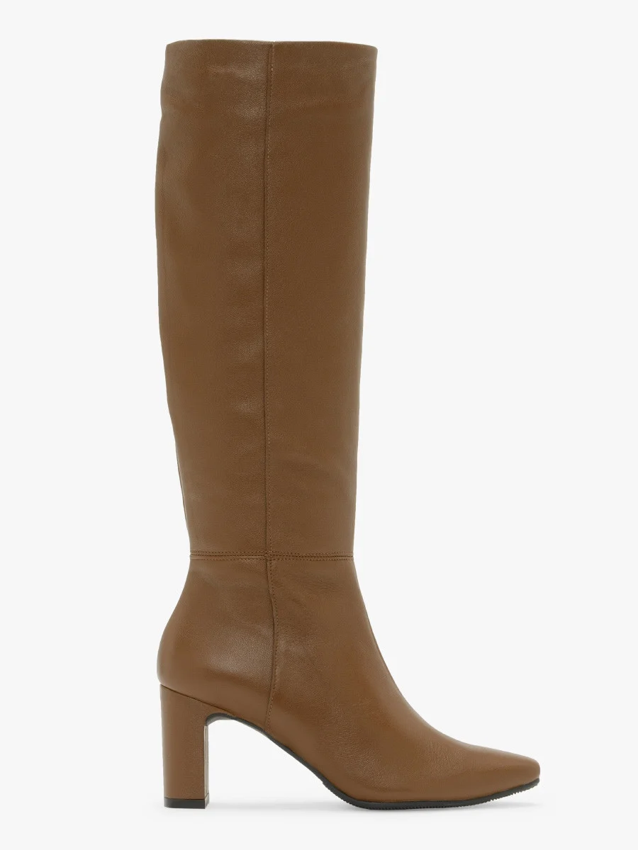 Brązowe kozaki na słupku