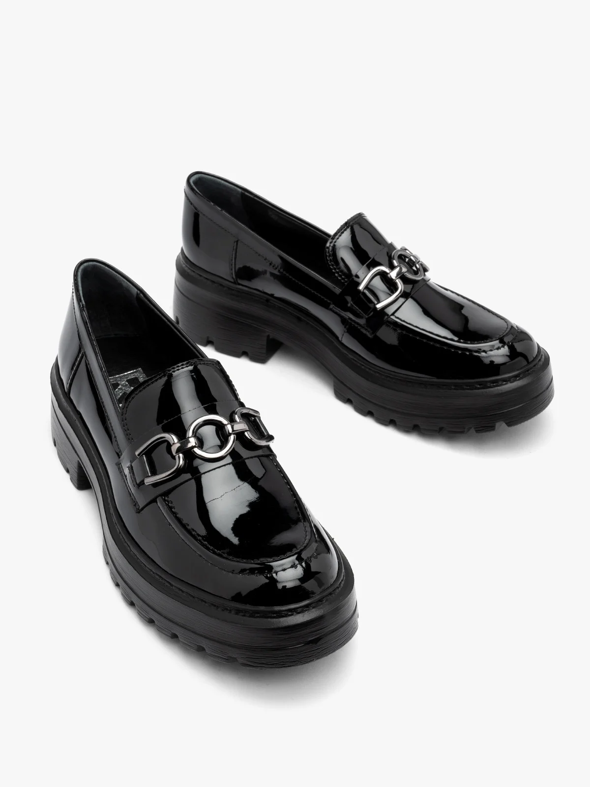 Czarne, lakierowane mokasyny z ozdobą
