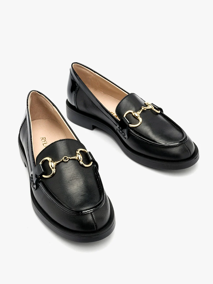 Czarne mokasyny ze złotą ozdobą