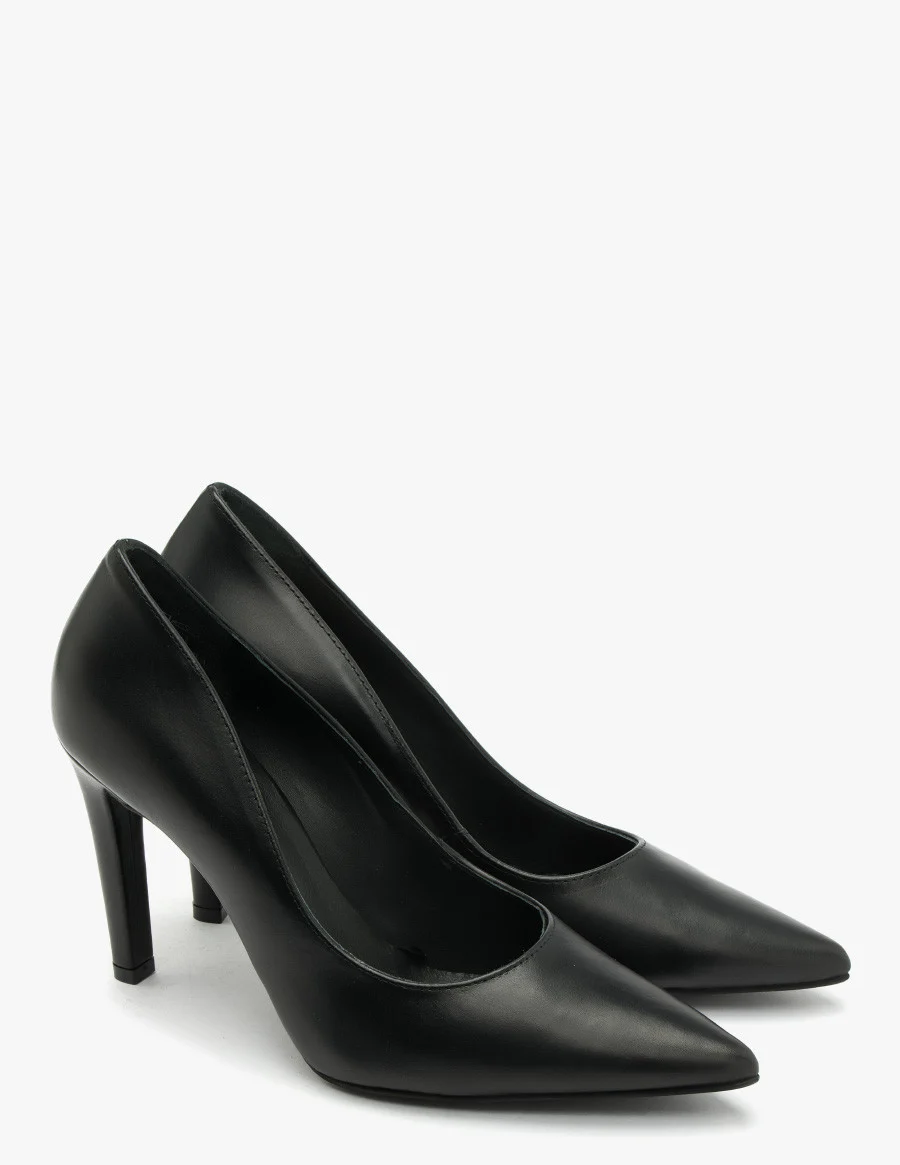 Czarne czółenka na wysokim obcasie