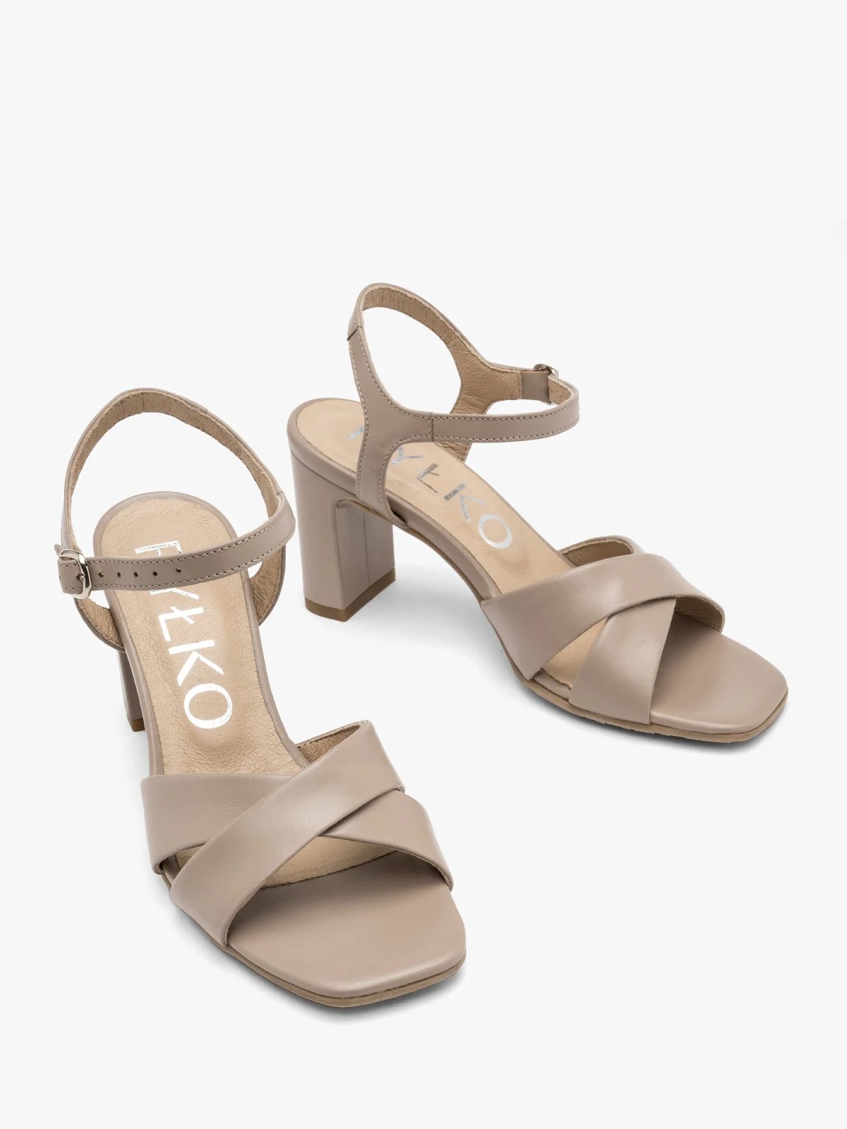 Beżowe sandały na obcasie