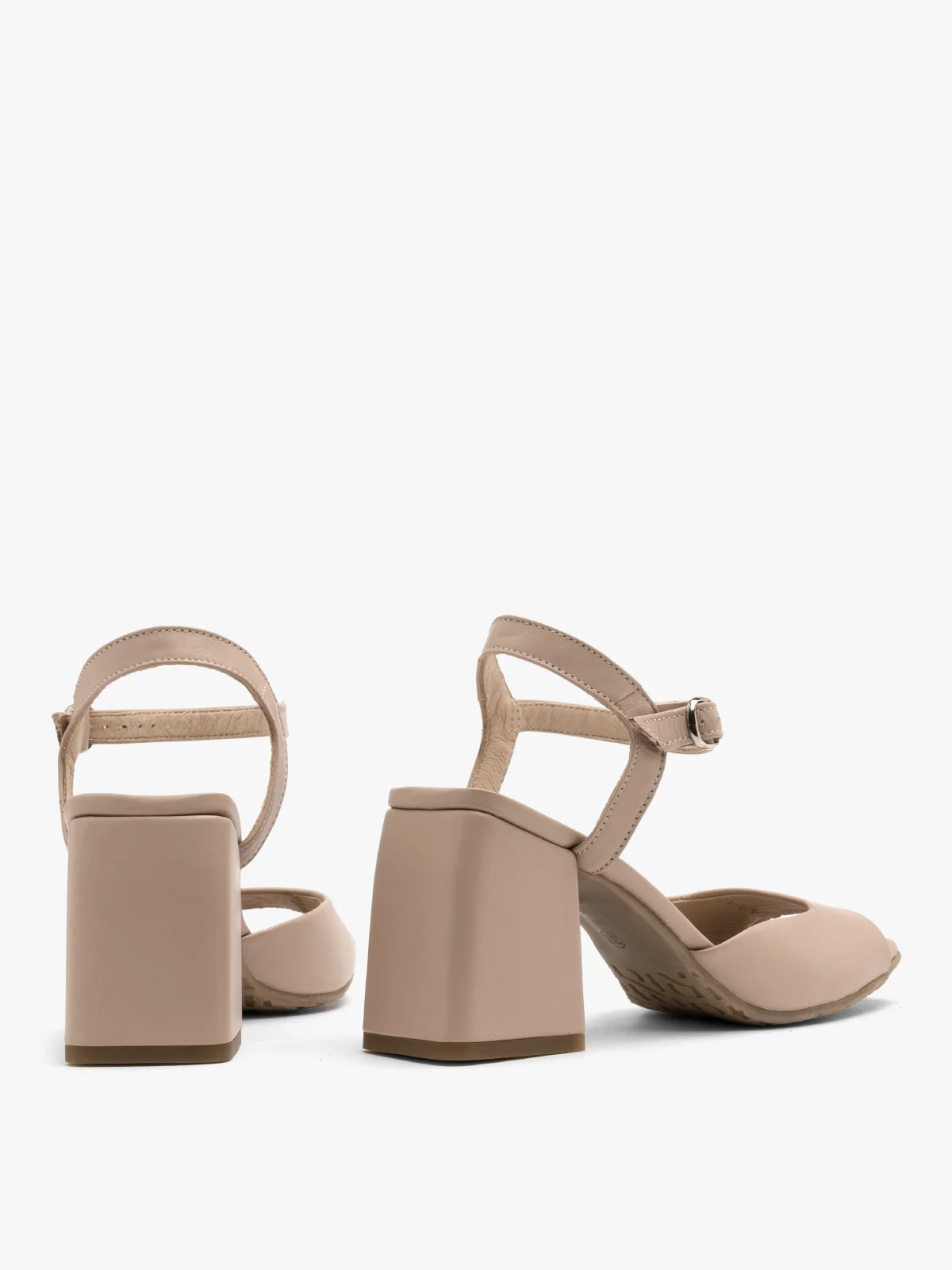 Beżowe sandały na masywnym słupku