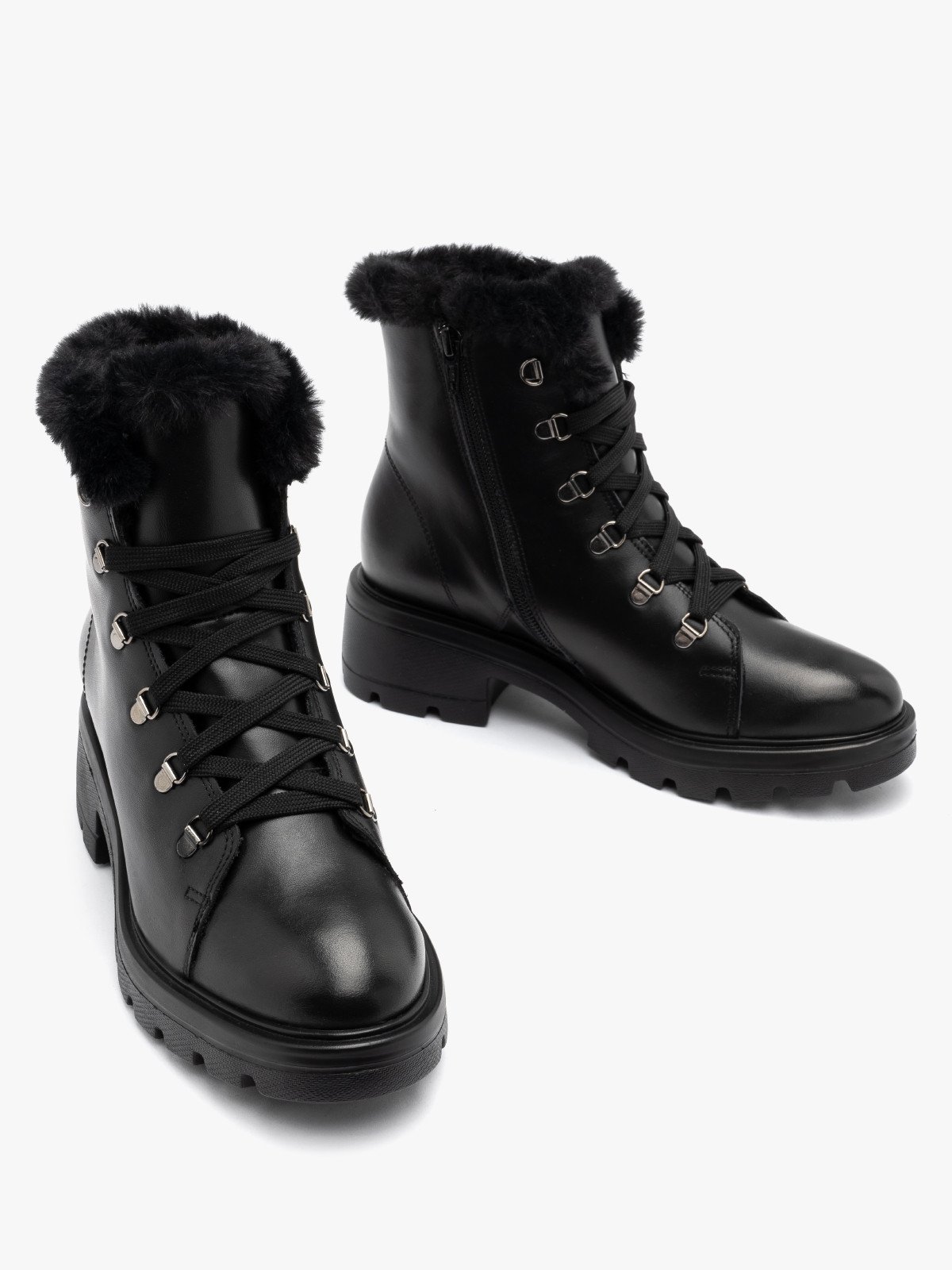 Czarne, sznurowane trzewiki z futrem