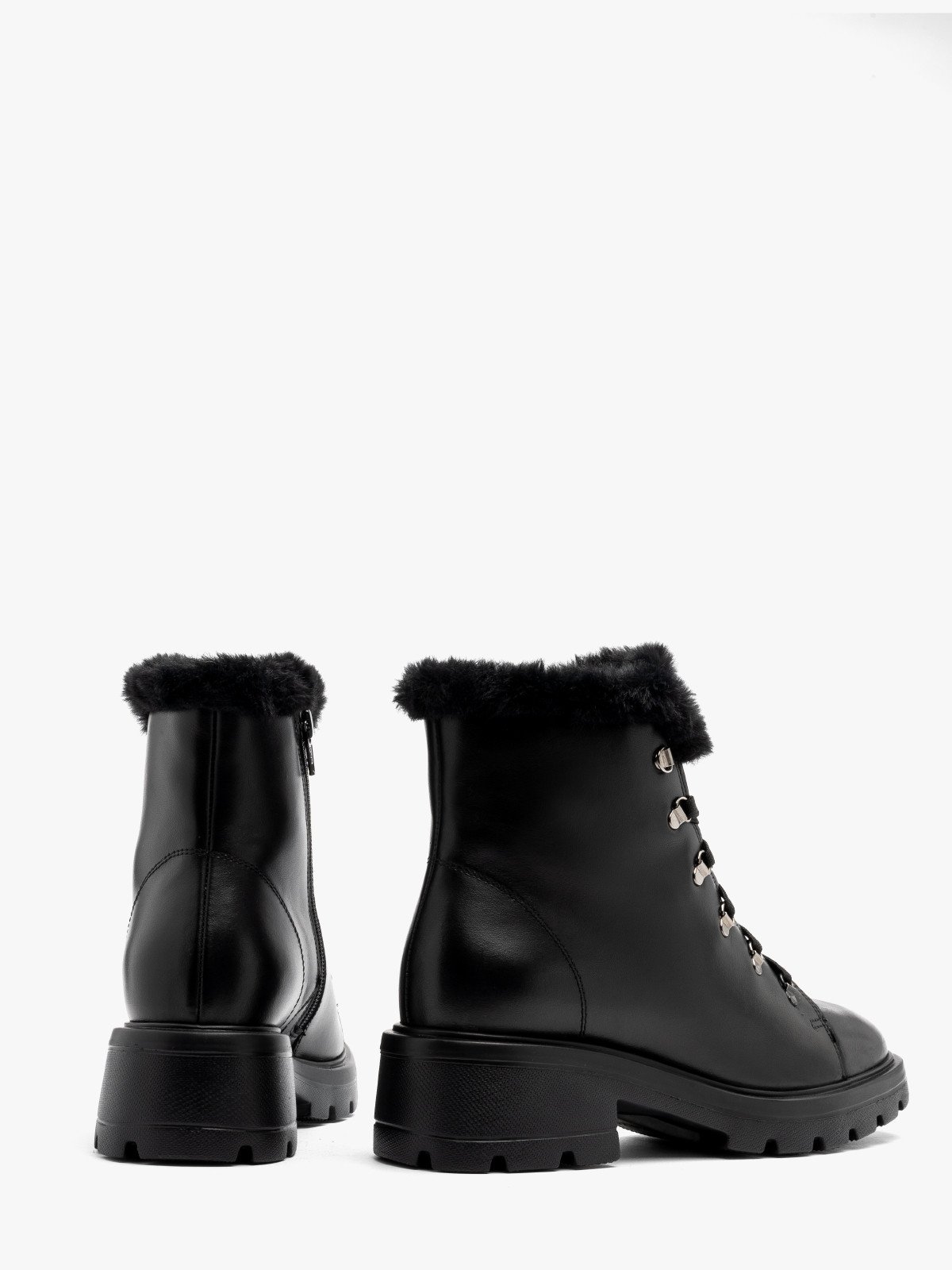 Czarne, sznurowane trzewiki z futrem