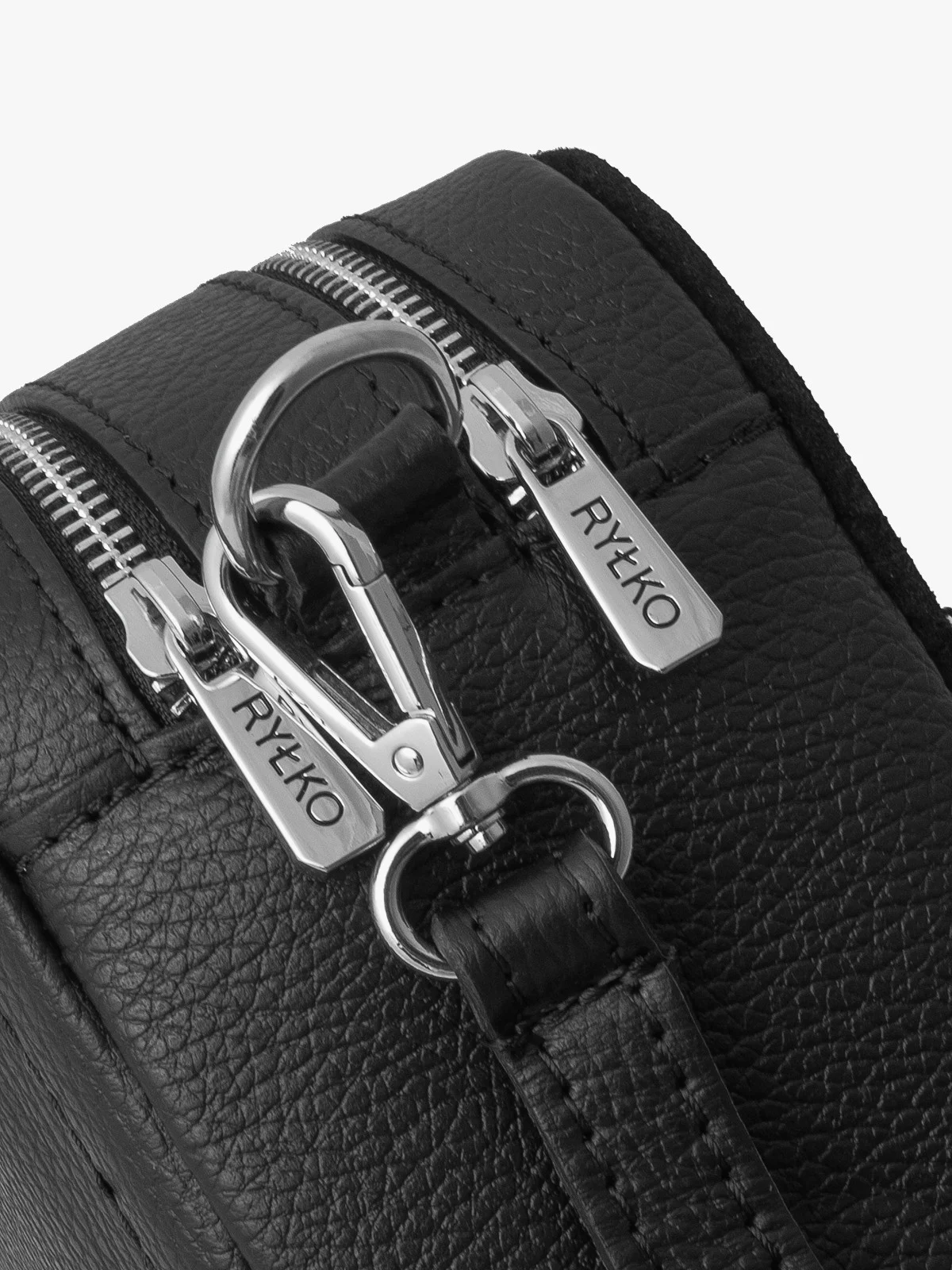 Czarna torebka listonoszka średniej wielkości