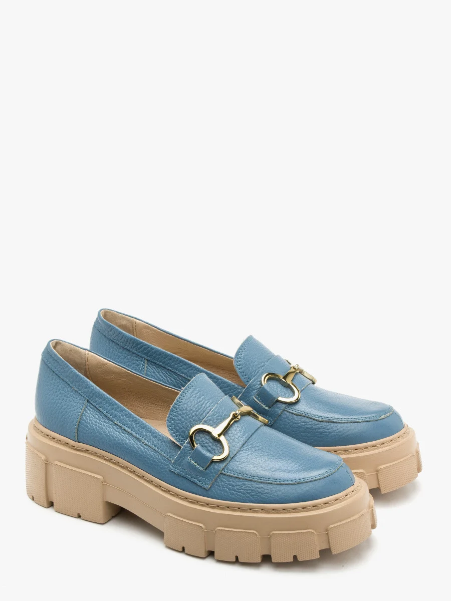 Niebieskie mokasyny ze złotą ozdobą