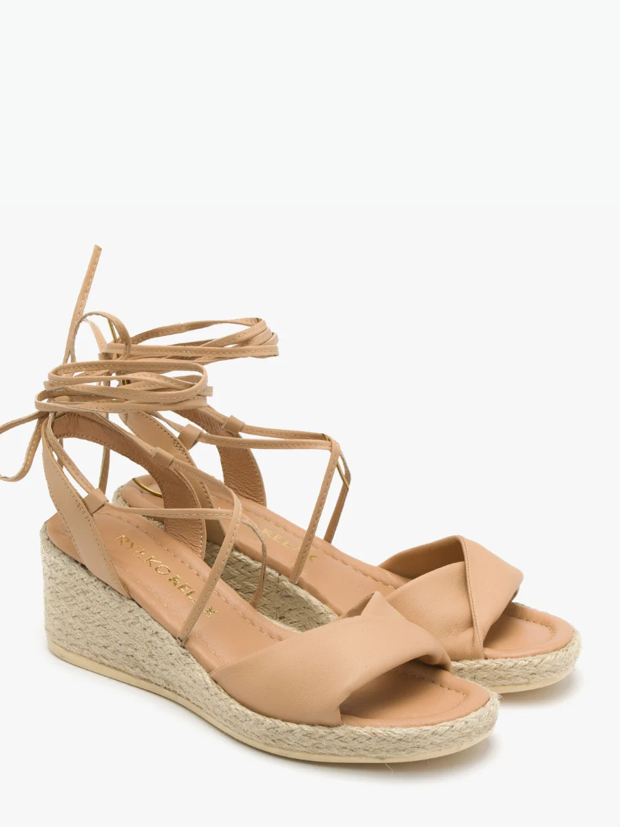 Beżowe sandały na koturnie