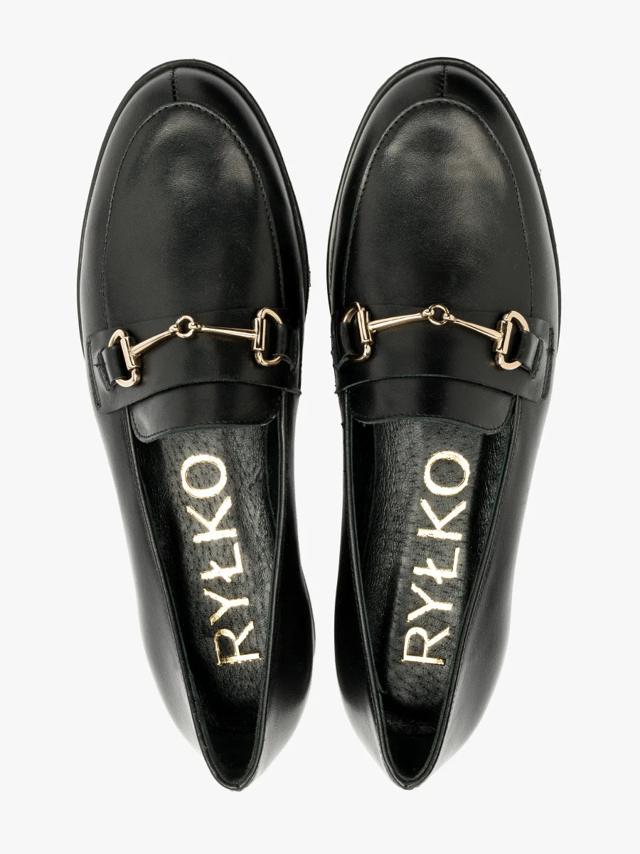 Czarne mokasyny z platynową ozdobą