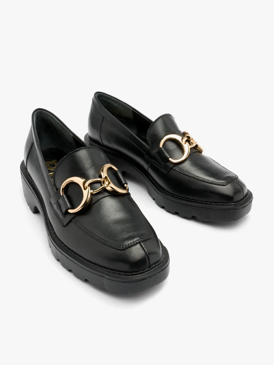 Czarne mokasyny ze złotą ozdobą
