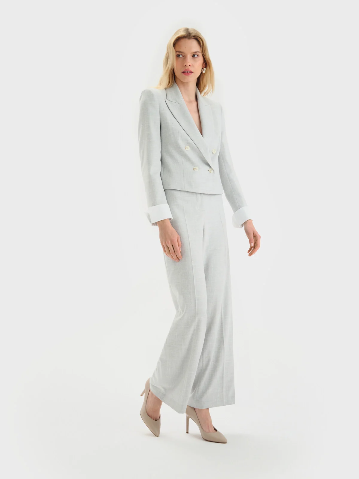 Beżowe czółenka z ozdobny dekoltem