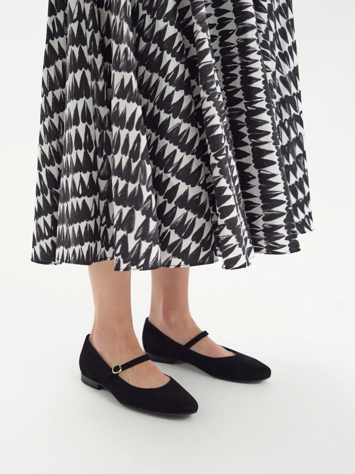 Czarne, welurowe baleriny z ozdobnym zapięciem