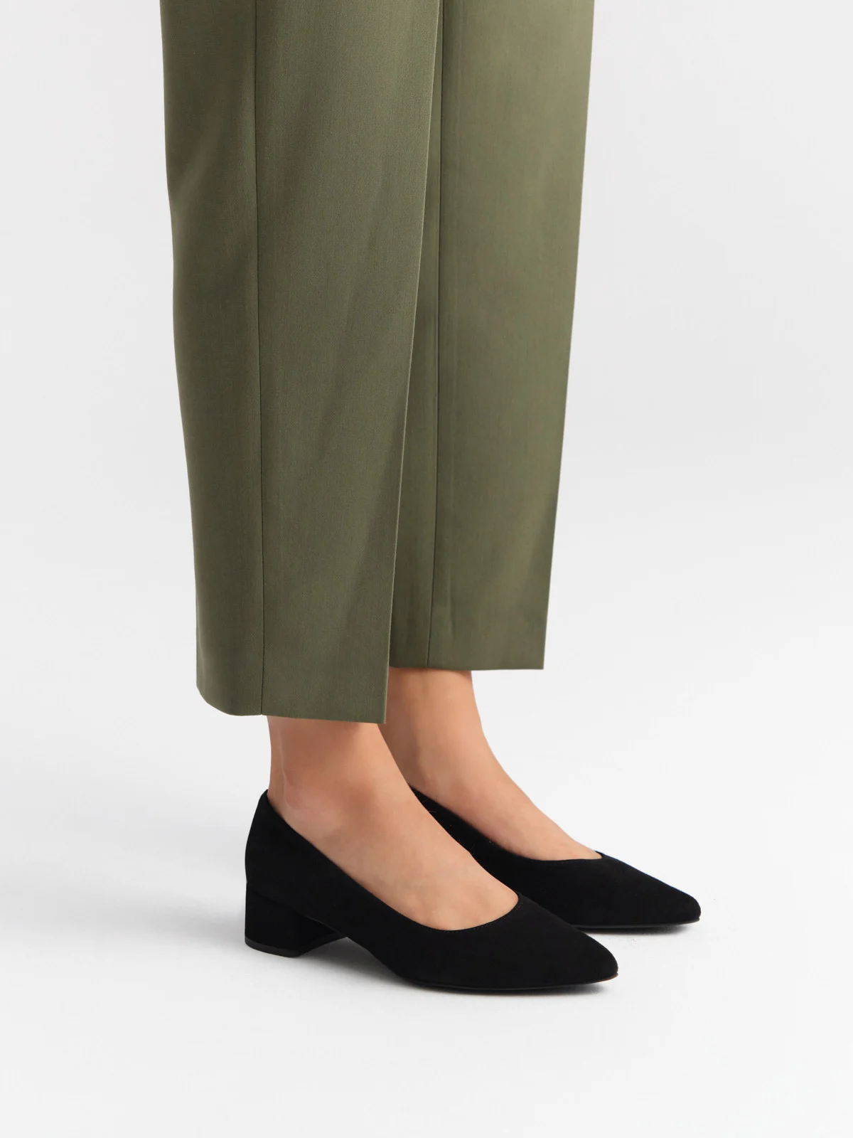 Czarne, welurowe czółenka na niskim obcasie