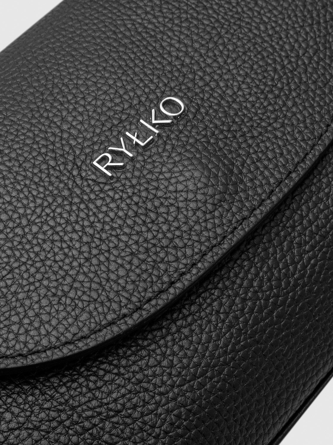 Czarna torebka z łańcuszkiem