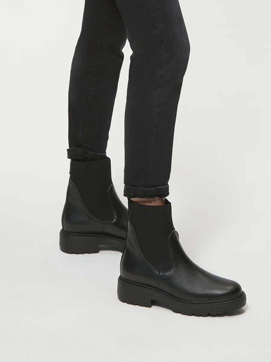 Czarne sztyblety na lekkiej podeszwie