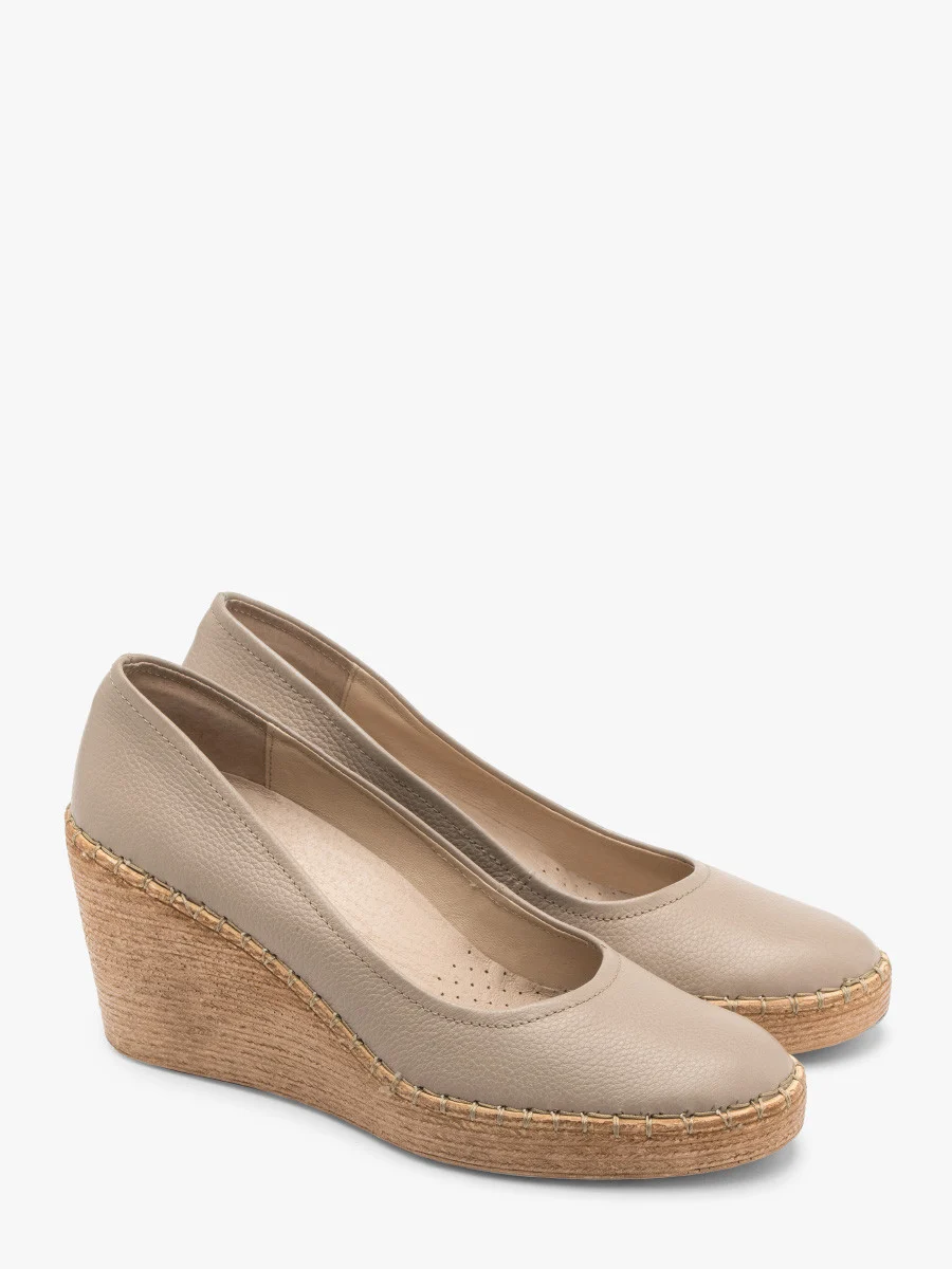 Beżowe czółenka z ozdobnym szyciem na platformie