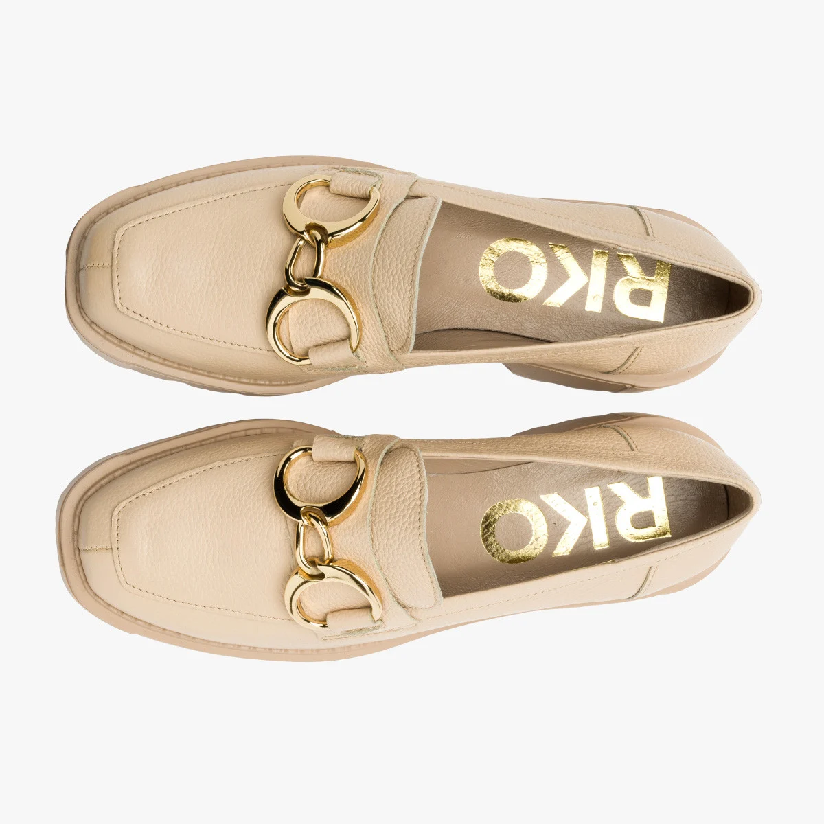 Beżowe mokasyny ze złotą ozdobą