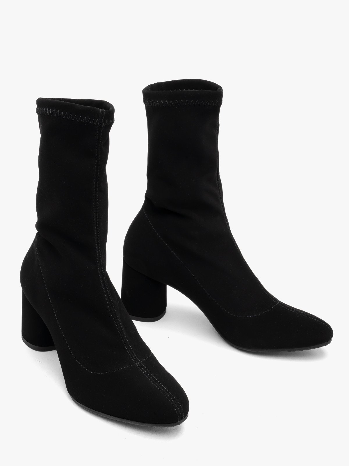 Elastyczne, czarne botki na okrągłym klocku