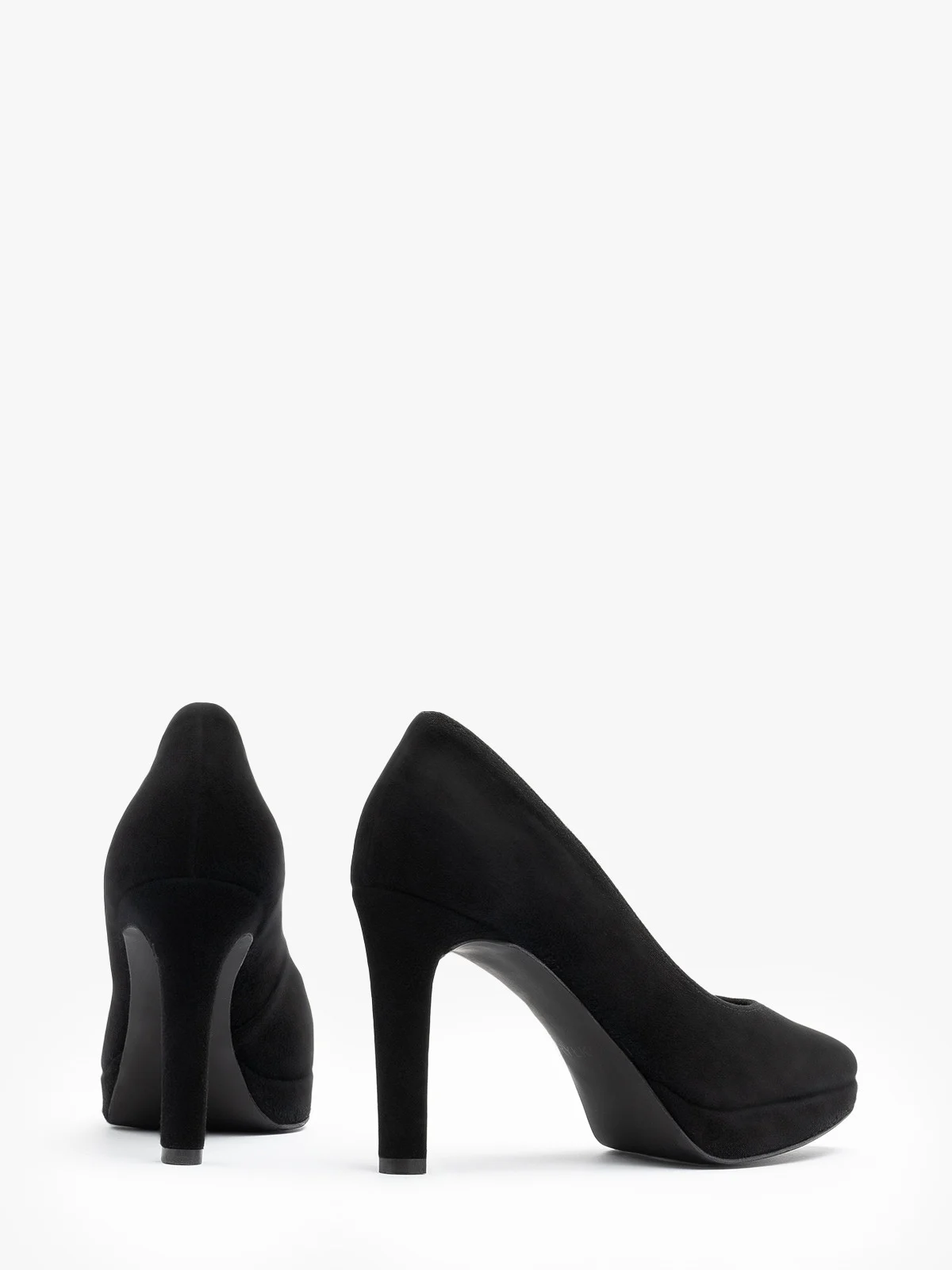 Czarne, welurowe czółenka na wysokiej szpilce oraz balu