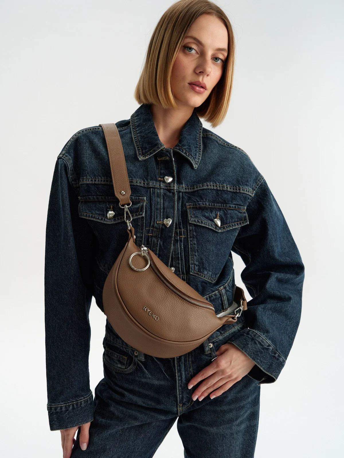 Beżowa, owalna torebka z szerokim paskiem