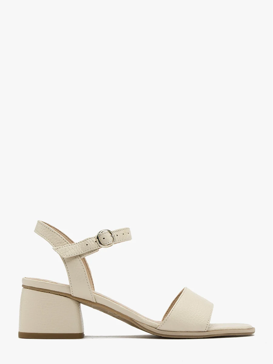 Kremowe sandały na niskim obcasie