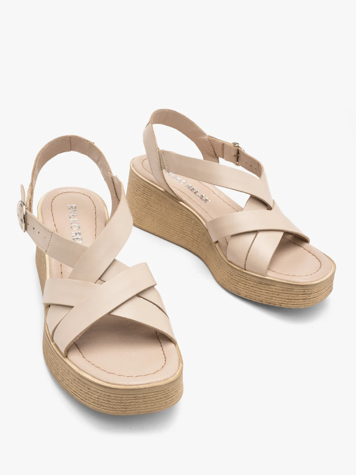 Beżowe sandały na koturnie