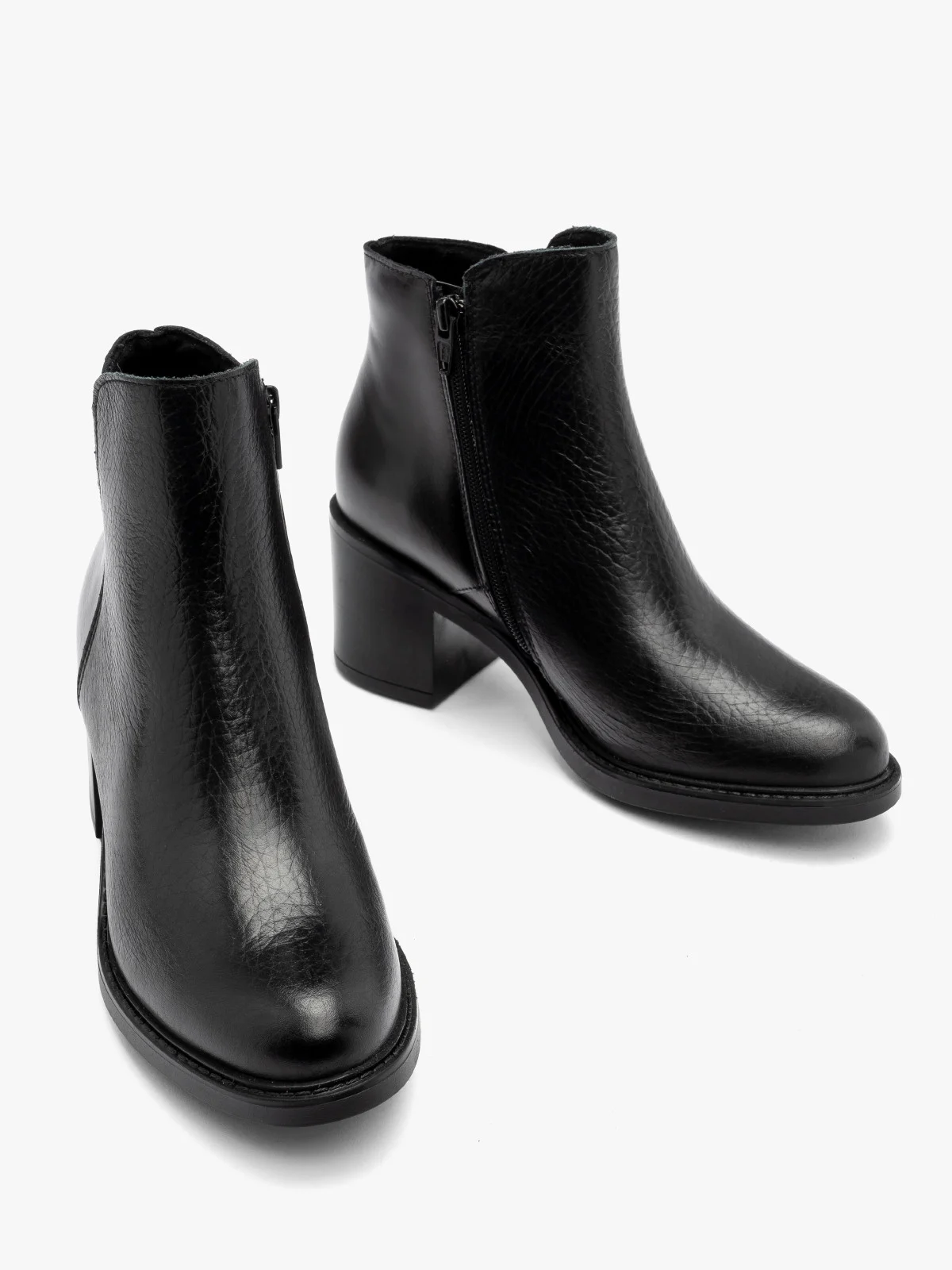 Czarne botki z ozdobnym łączeniem skór