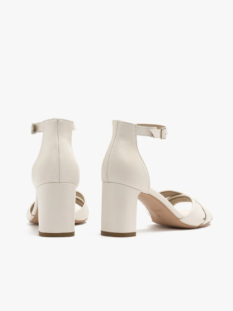 Kremowe sandały na oblekanym obcasie