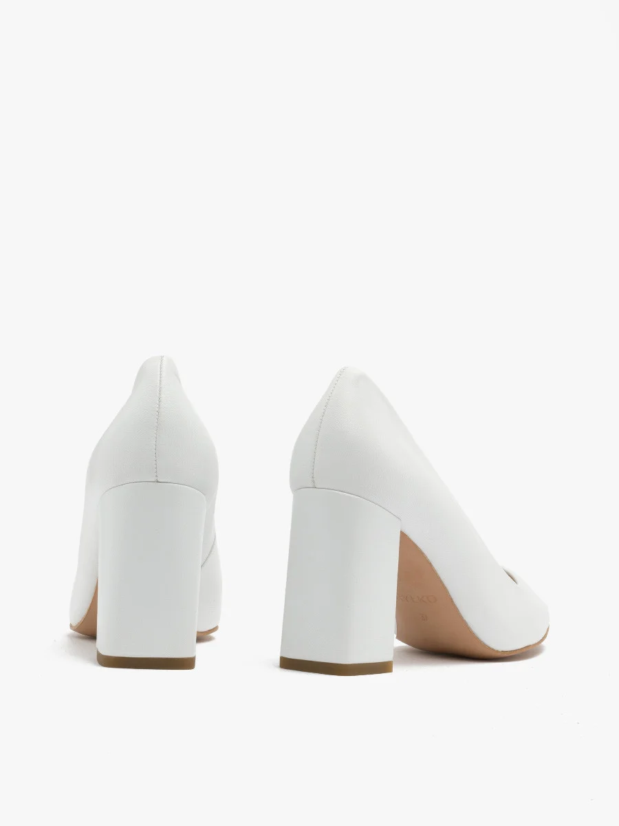 Białe czółenka na słupku