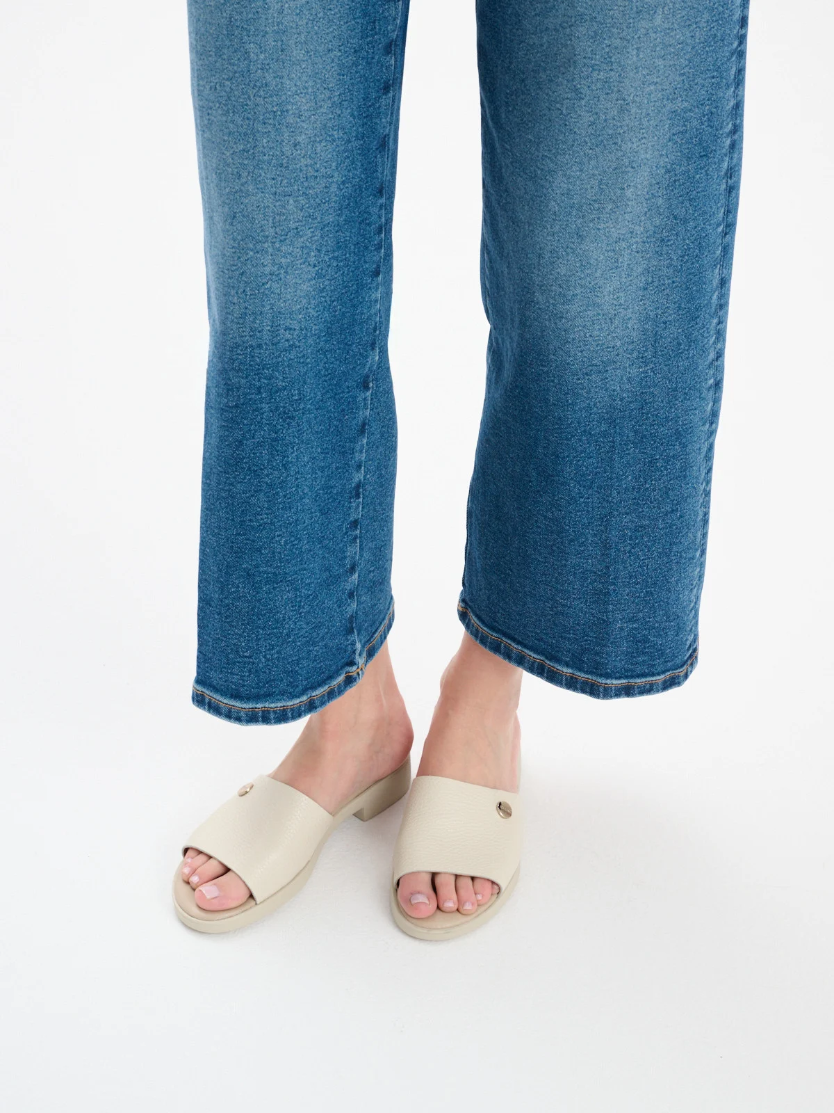 Kremowe klapki na lekkim spodzie