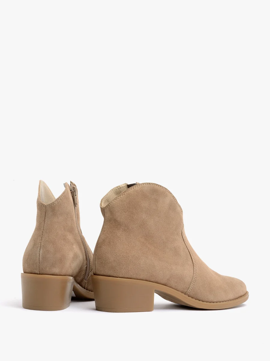 Beżowe, welurowe kowbojki