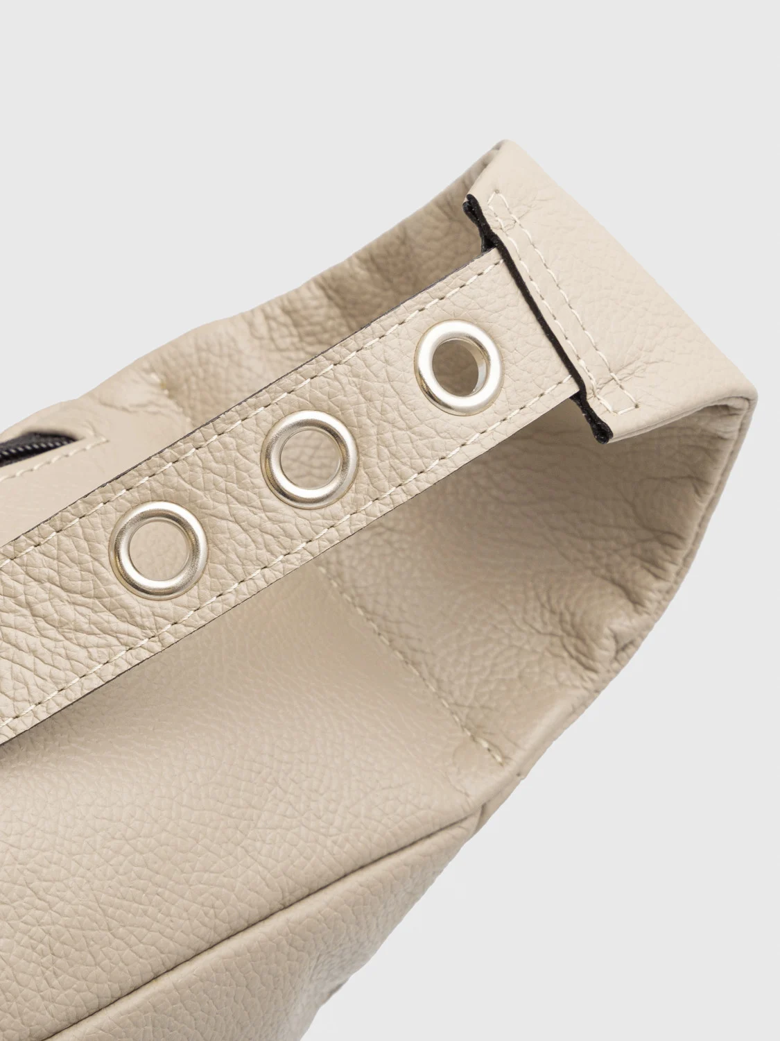 Mała beżowa torebka typu nerka