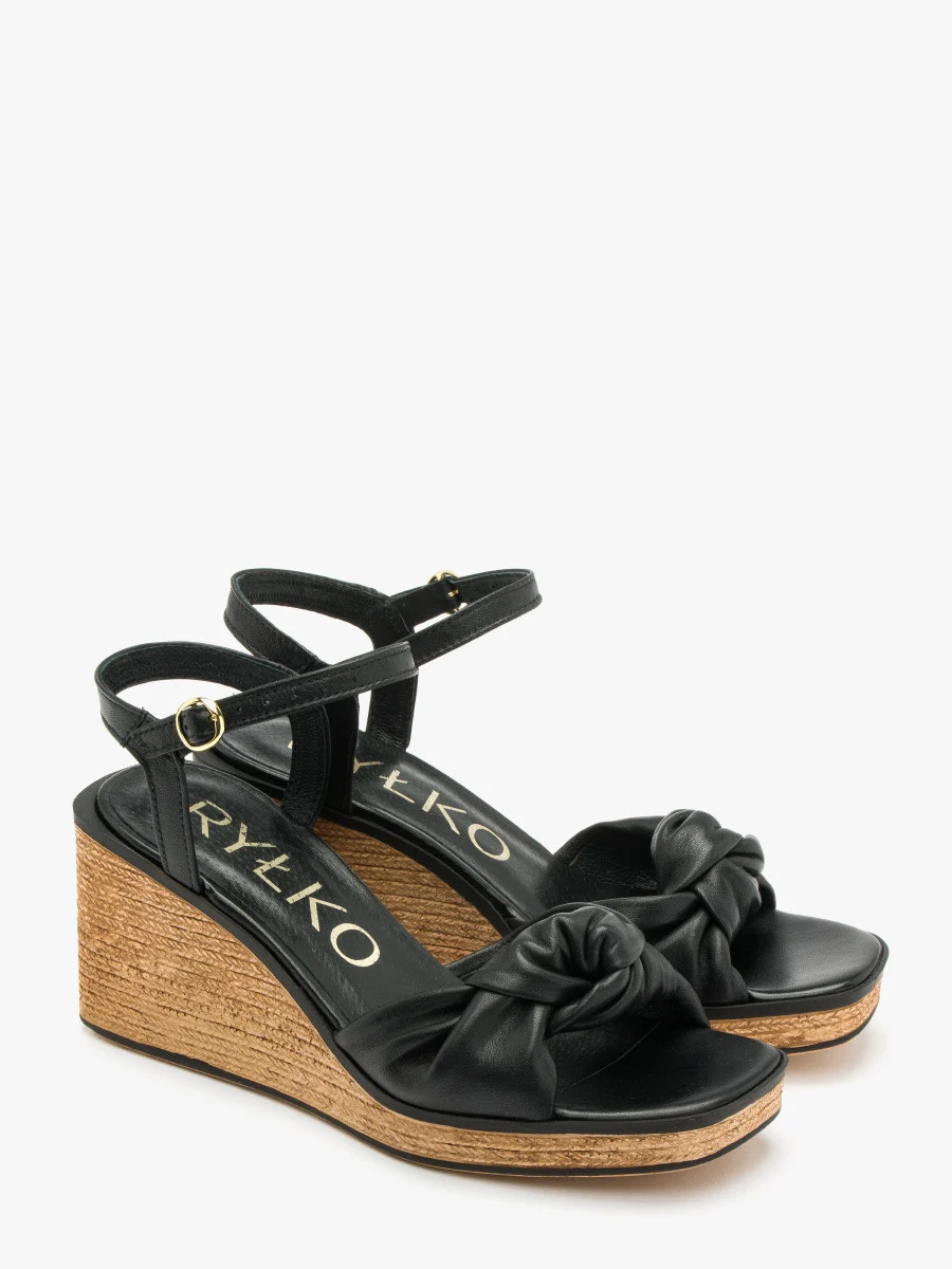 Czarne sandały na koturnie z ozdobną cholewką