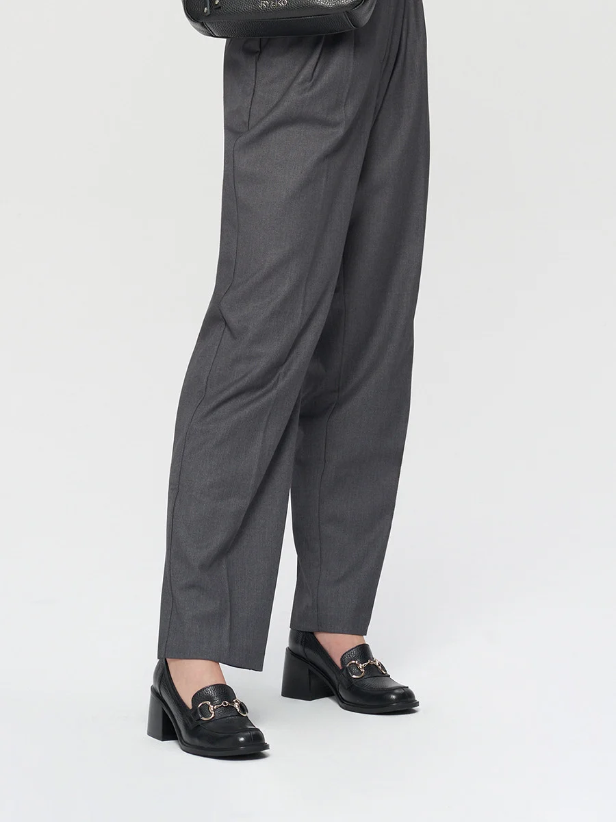 Czarne mokasyny z platynową ozdobą na cholewce