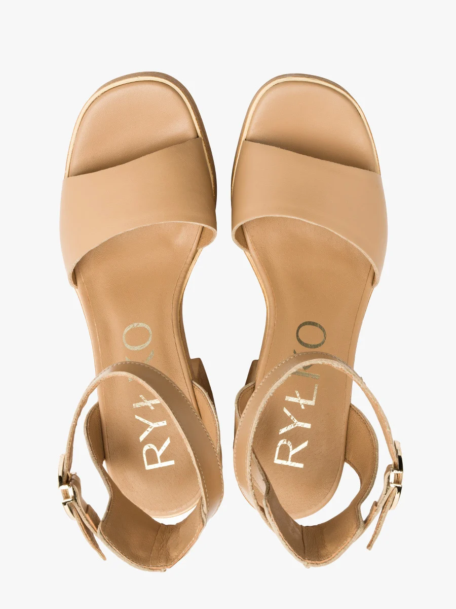 Beżowe sandały na balu