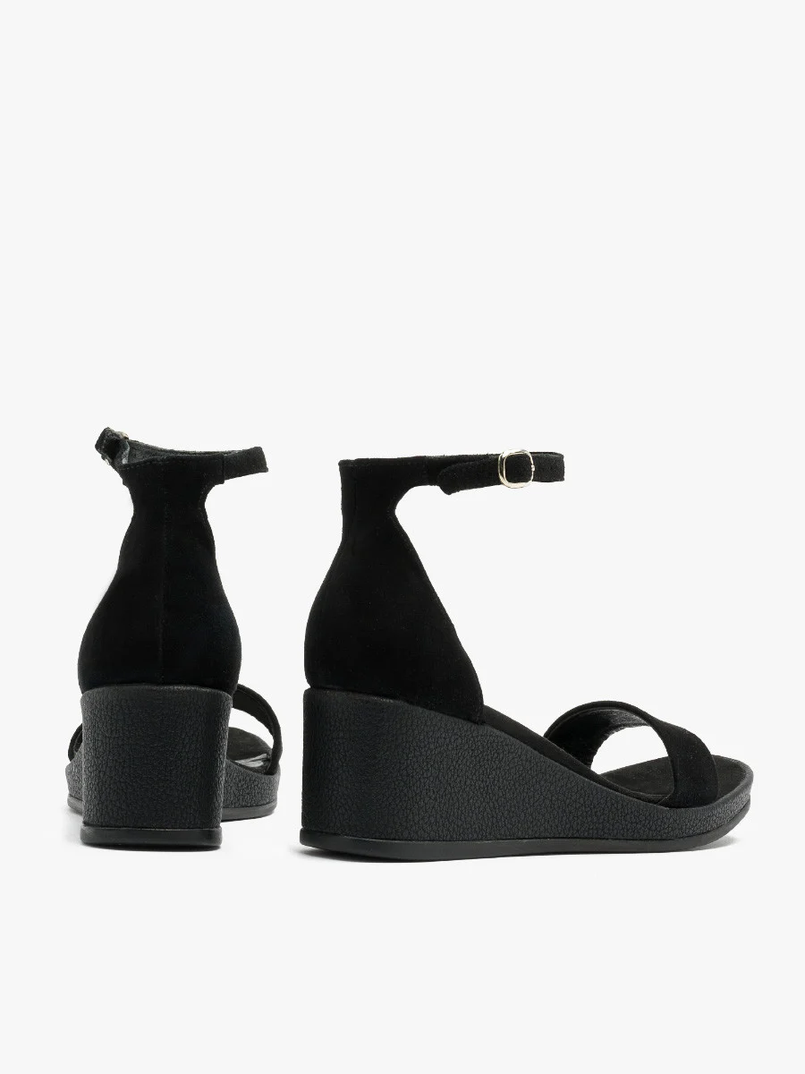 Czarne sandały na koturnie