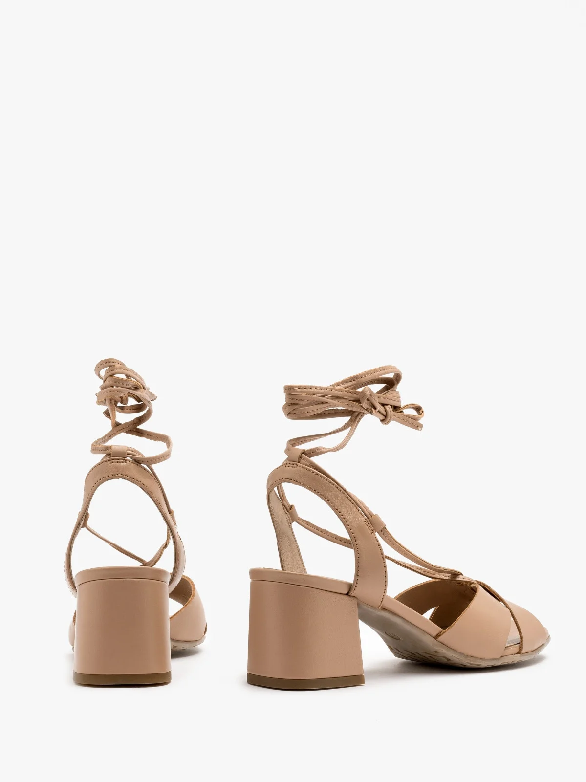 Sandały z wiązanie wokół kostki