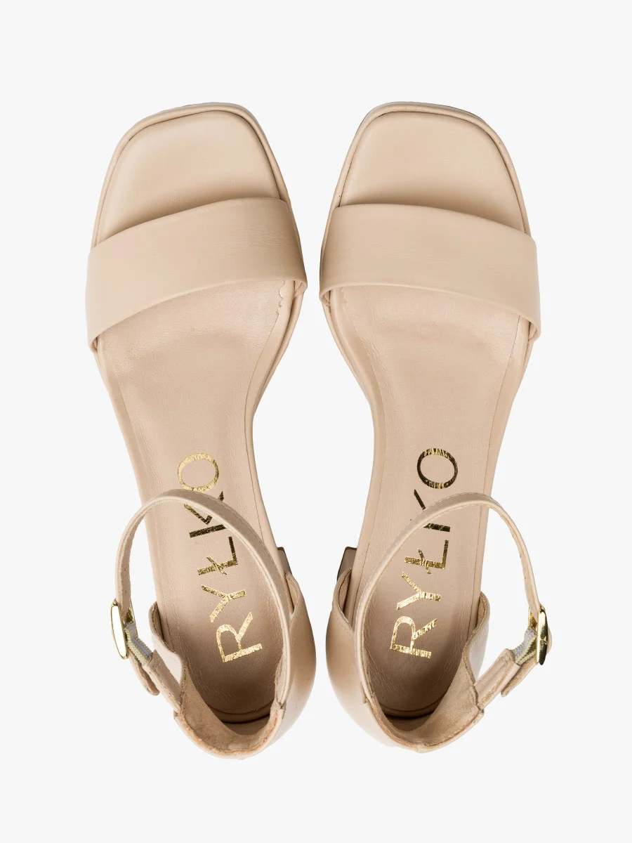 Beżowe sandały na masywnym obcasie i balu