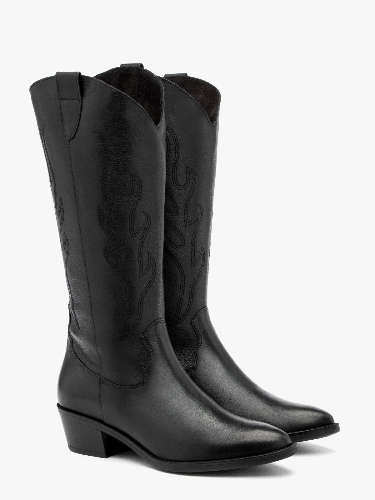 Czarne kozaki typu kowbojki z dekoracyjnym haftem