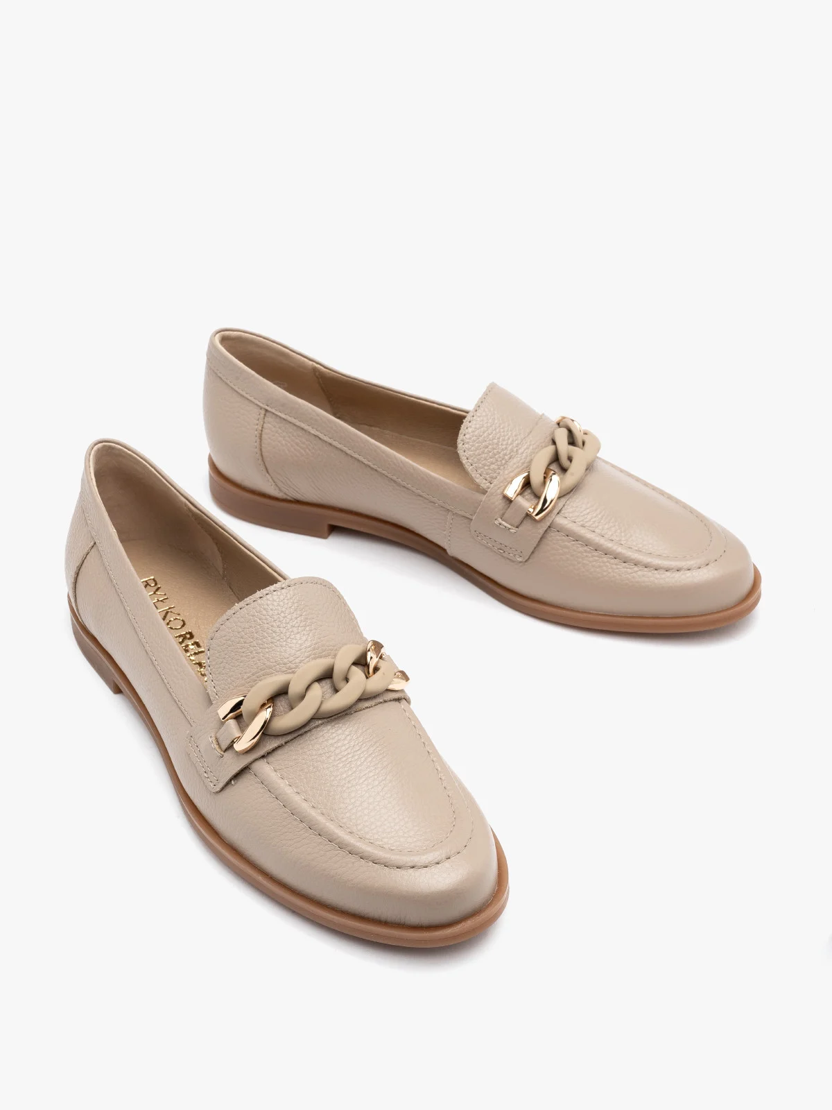 Beżowe mokasyny ze złoto-beżową ozdobą