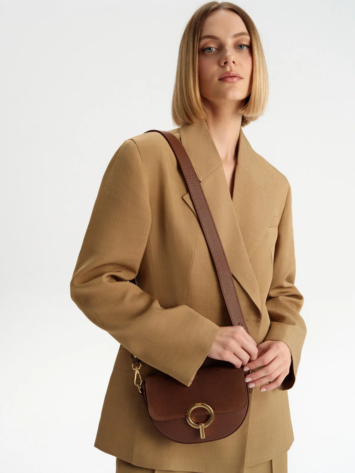 Mała, ruda torebka ze złotymi detalami