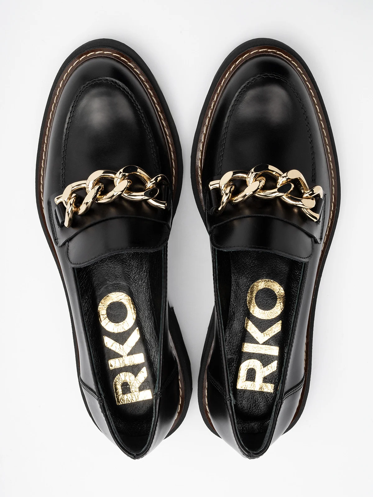 Czarne mokasyny damskie z masywną, złotą ozdobą