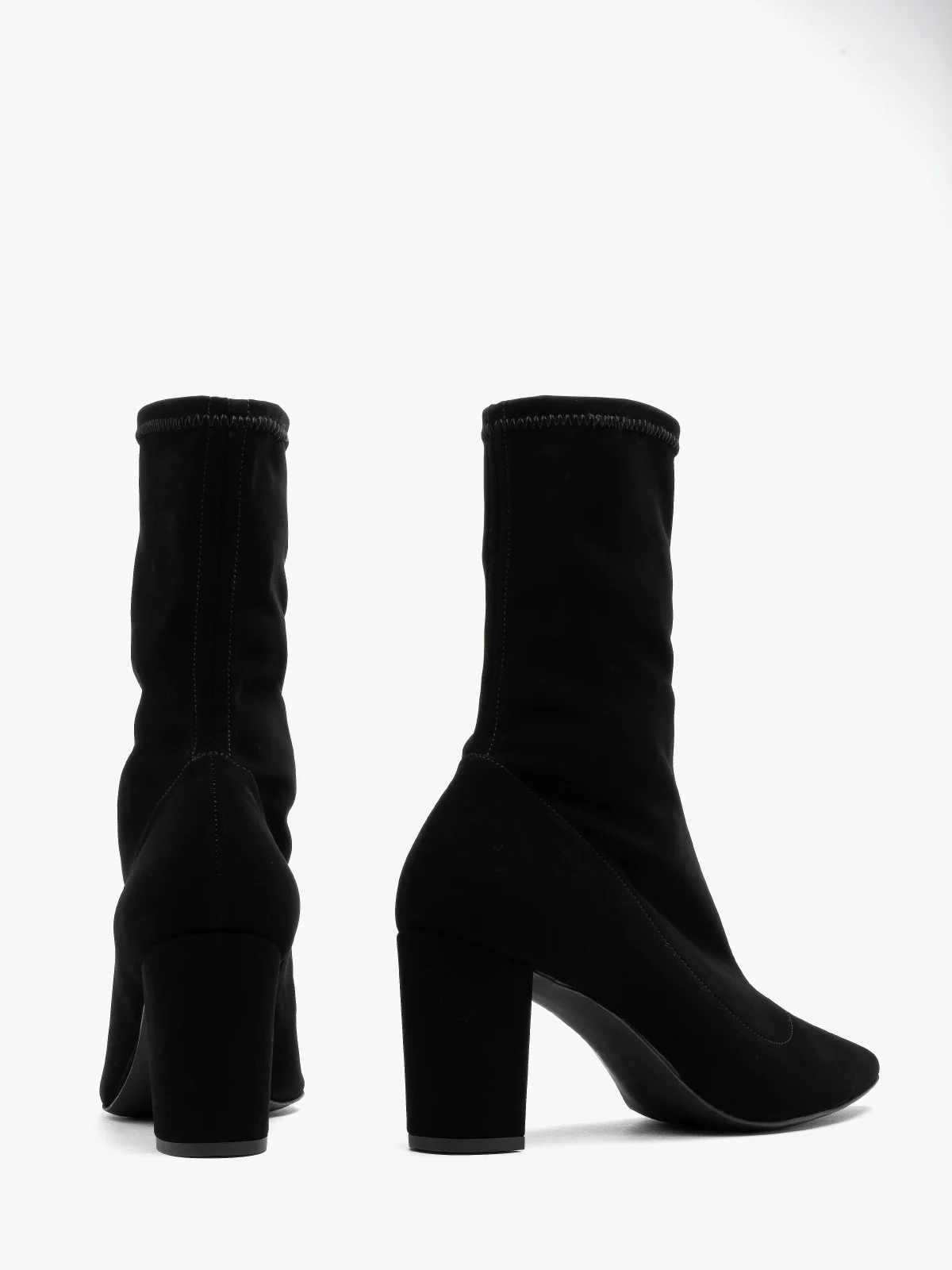 Elastyczne botki na słupku z noskiem w szpic