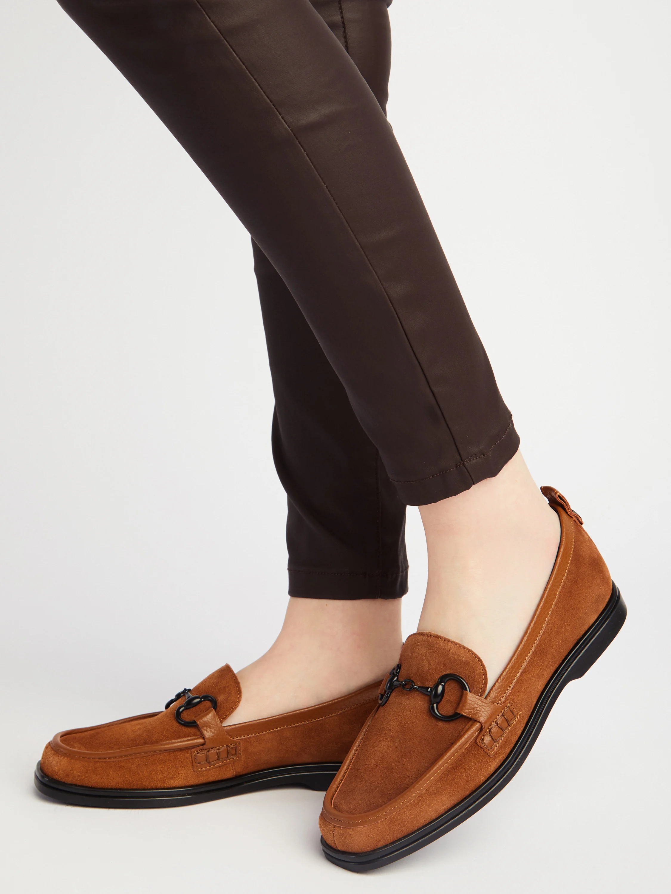 Brązowe mokasyny z czarną ozdobą