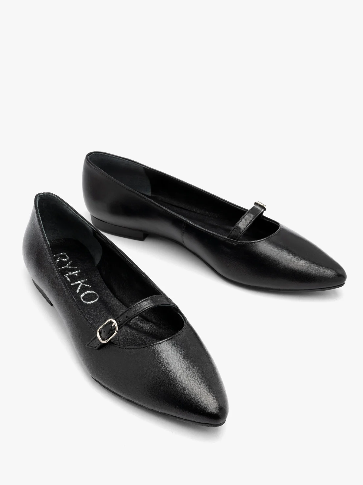 Czarne baleriny z noskiem w szpic oraz paskiem