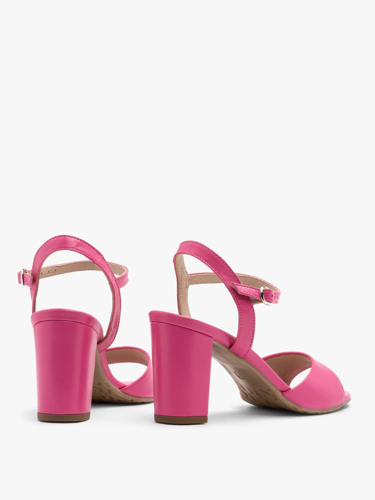 Sandały w kolorze fuksji na słupku