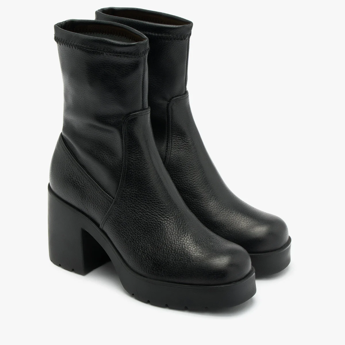 Czarne botki z elastyczną cholewką