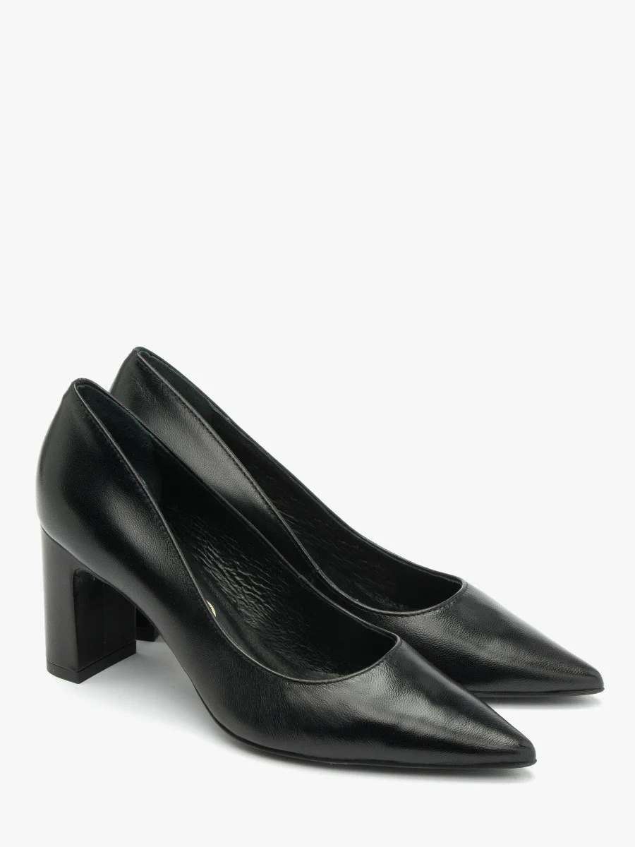 Czarne czółenka na słupku