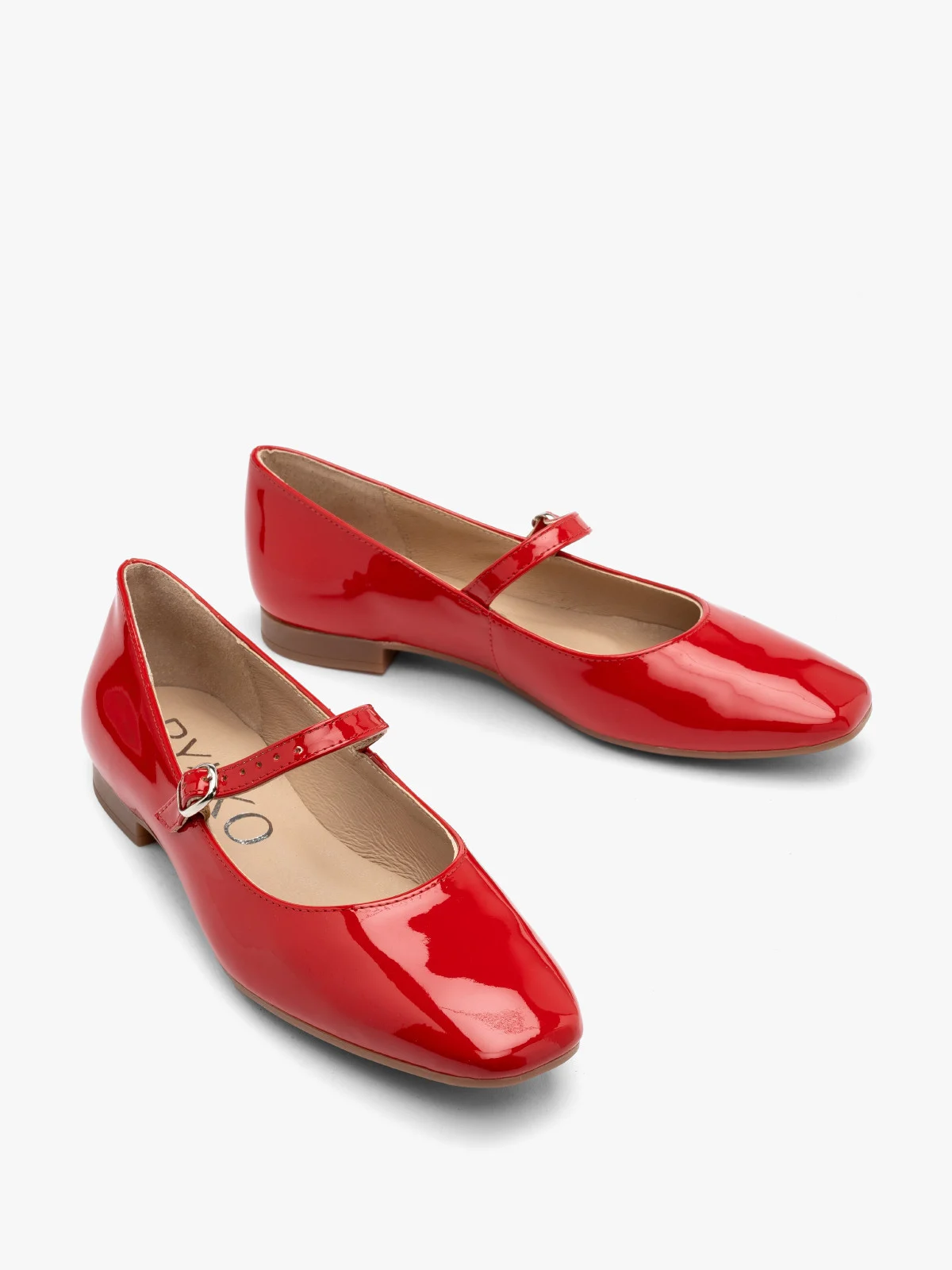 Czerwone lakierowane baleriny z ozdobnym zapięciem