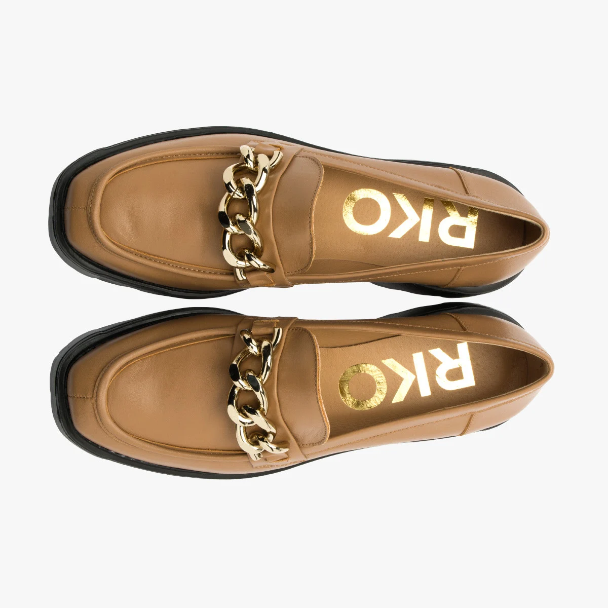 Beżowe mokasyny ze złotym łańcuchem ozdobnym